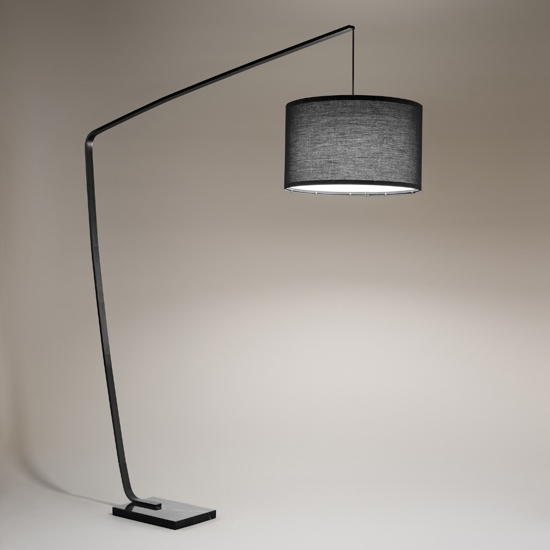 Piantana ad arco nera base di marmo zoe perenz illuminazione