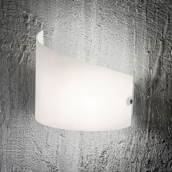 Applique design moderna vetro bianco curvo moa fabas luce