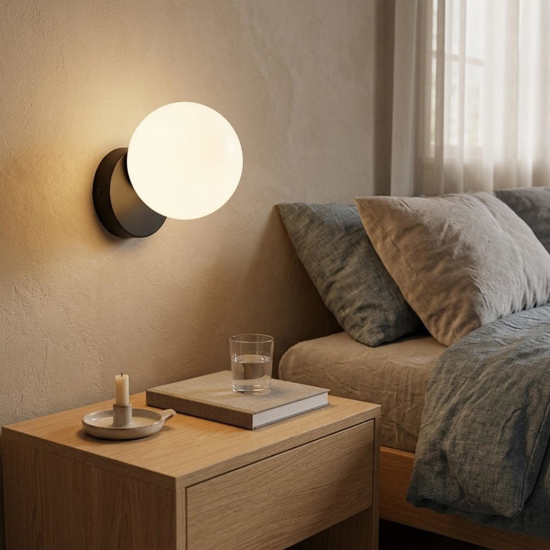 Ondaluce applique pallina nera da comodino camera da letto vetro bianco