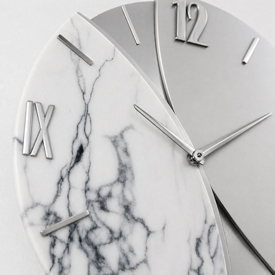 Grande orologio rotondo a parete design farfalla effetto marmo 70cm