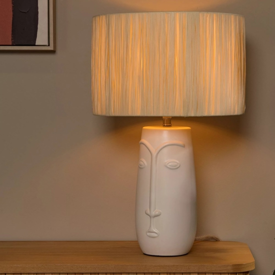 Lampada da tavolo volto in ceramica paralume in tessuto crema