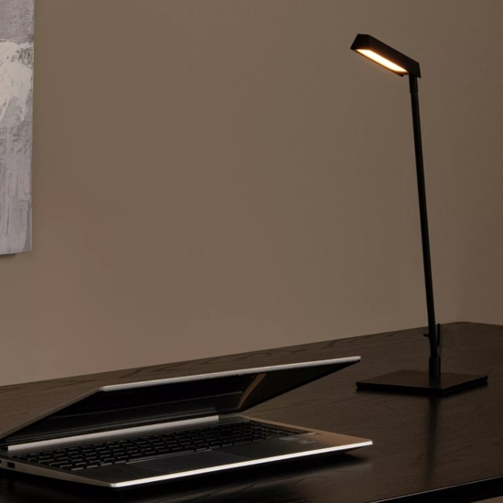 Lampada da scrivania nera design moderna sottile led 3w 2700k