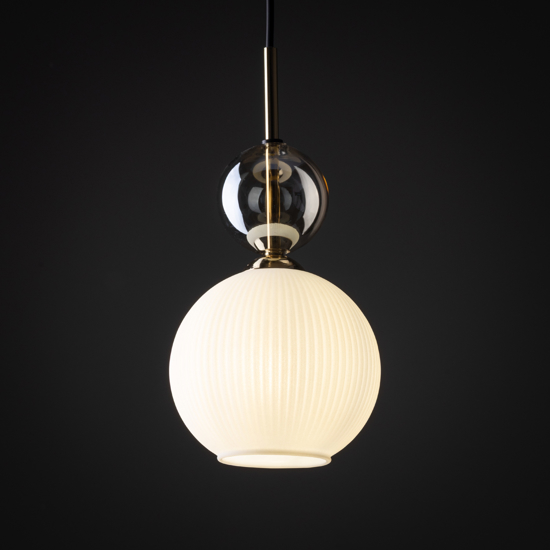 lampada a sospensione sfera di vetro bianco ambra parti in oro