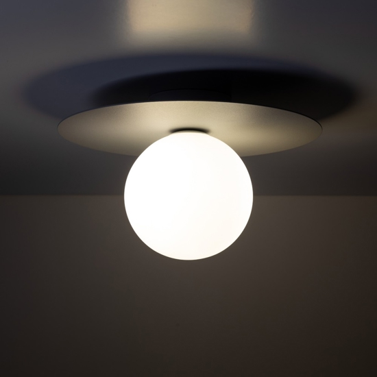 Piccola plafoniera moderna con sfera vetro bianco
