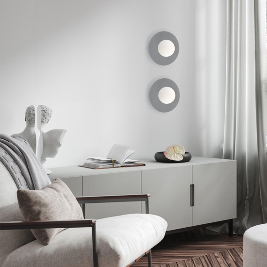 Piccola plafoniera moderna con sfera vetro bianco