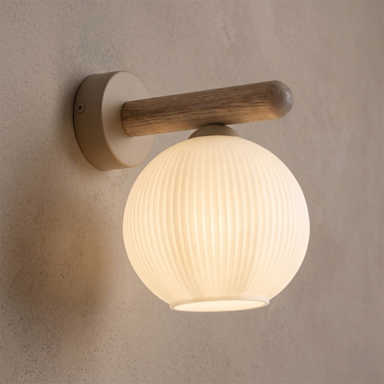 Applique da parete in legno con sfera di vetro bianco