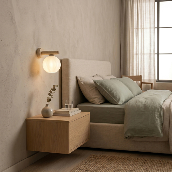 Applique da parete in legno con sfera di vetro bianco
