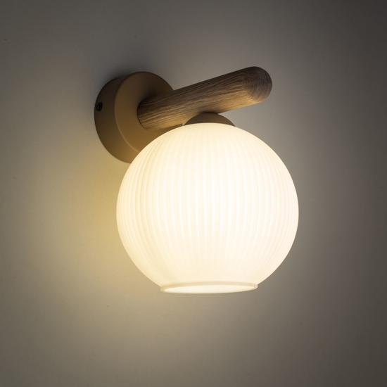 Applique da parete in legno con sfera di vetro bianco