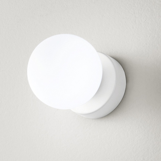 Applique da comodino sfera bianca 10cm in vetro maga perenz illuminazione