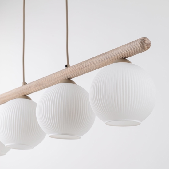 Lampadario in legno e vetro per tavolo da cucina