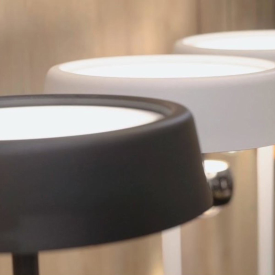 Piantana nera moderna led 15w 3000w dimmerabile
