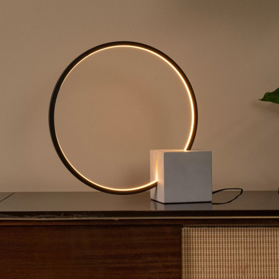 Lampada da tavolo nera design anello con base in cemento led
