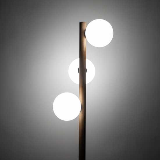 Lampada da terra di legno noce stile scandinavo sfere vetro bianco