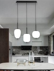 Lampadario nero per tavolo da cucina moderna