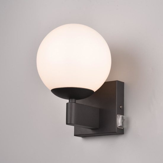 Applique da bagno nera sfera vetro bianco
