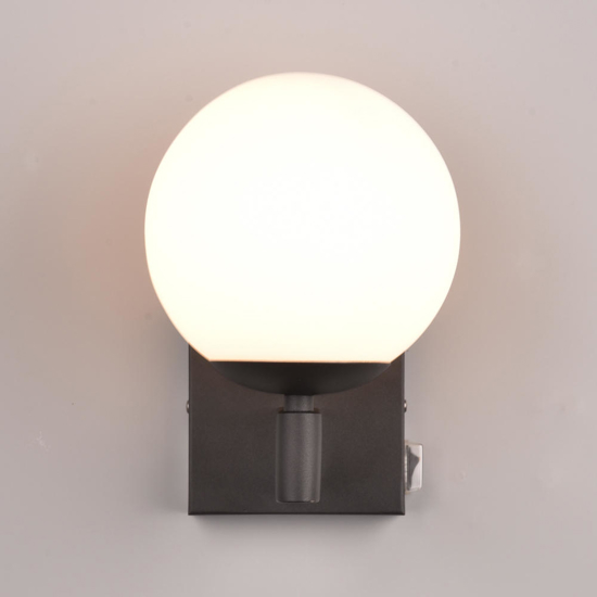 Applique da bagno nera sfera vetro bianco