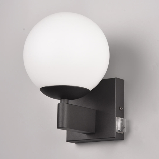 Applique da bagno nera sfera vetro bianco