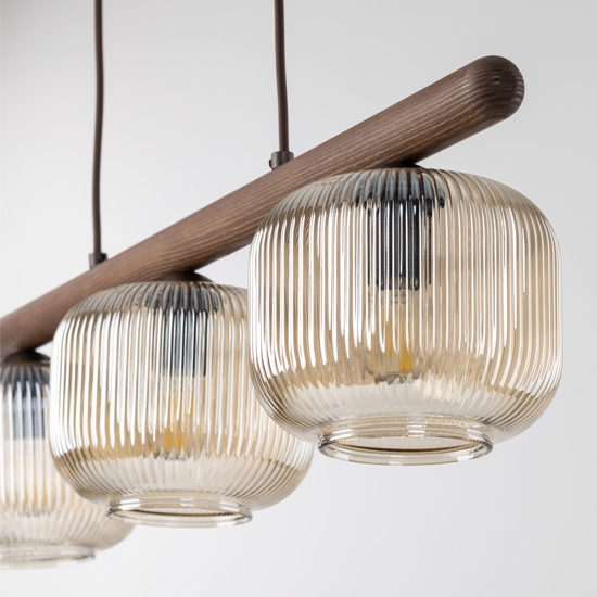 Lampadario per cucina barra di legno vetri rigati cognac