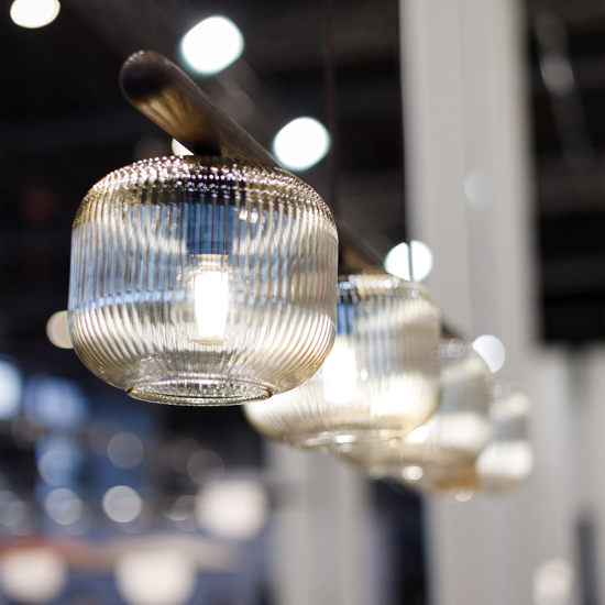 Lampadario in legno sfere di vetro cognac trasparente per sala da pranzo 