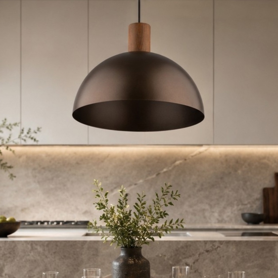 Lampadario cupola marrone in metallo inserti legno pino per cucina