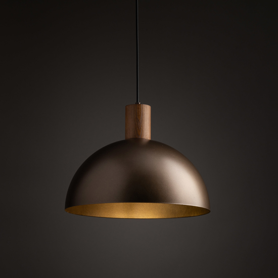 Lampadario cupola marrone in metallo inserti legno pino per cucina