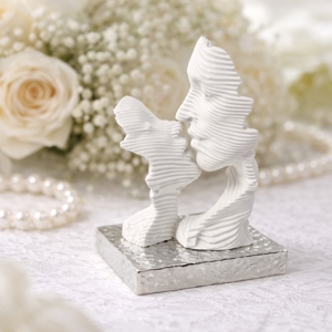 Bomboniera design moderna bacio stilizzato base argento bongelli preziosi