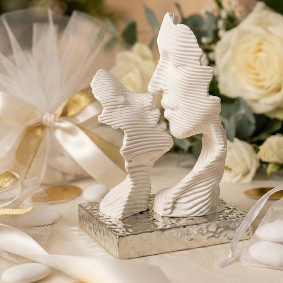 Bomboniera design moderna bacio stilizzato base argento bongelli preziosi