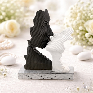 Bomboniera per matrimonio bacio stilizzato oro nero moderno bongelli preziosi