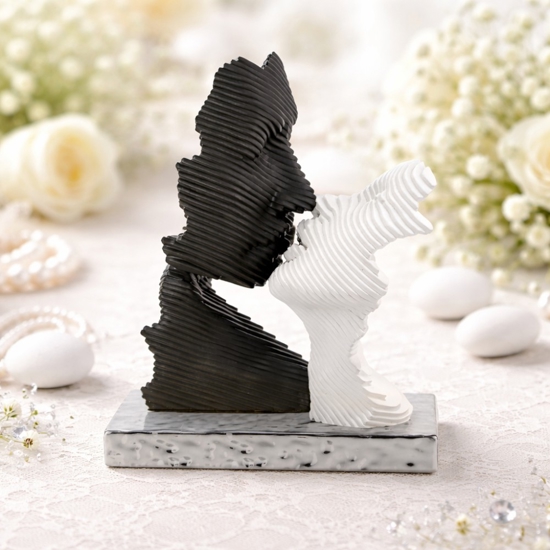 Bomboniera per matrimonio bacio stilizzato oro nero moderno bongelli preziosi