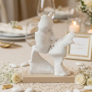 Bomboniera scultura da tavolo h16 bacio stilizzato nocciola bongelli preziosi