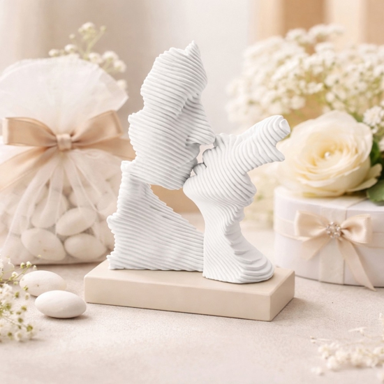 Bomboniera scultura da tavolo h16 bacio stilizzato nocciola bongelli preziosi