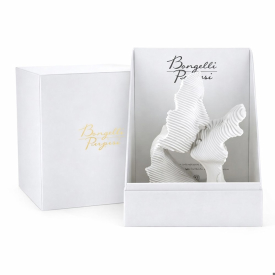 Bomboniera scultura da tavolo h16 bacio stilizzato nocciola bongelli preziosi