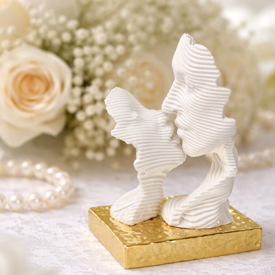 Bomboniera bacio stilizzato oro design moderna bongelli preziosi