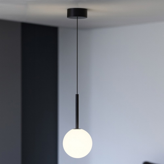 Lampada a sospensione nera sfera di vetro bianca