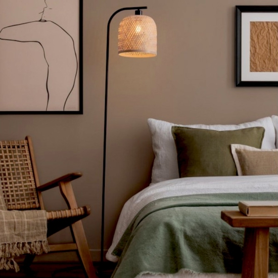 Lampada da terra etnica con paralume in bambu rattan