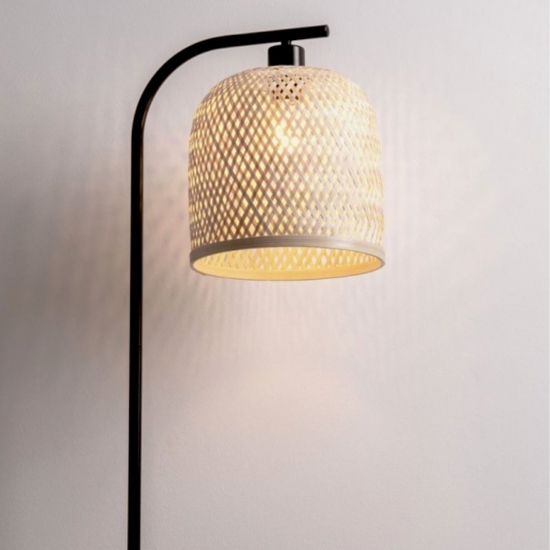 Lampada da terra etnica con paralume in bambu rattan