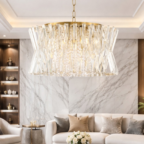 Lampadario dorato di cristalli trasparenti per salone