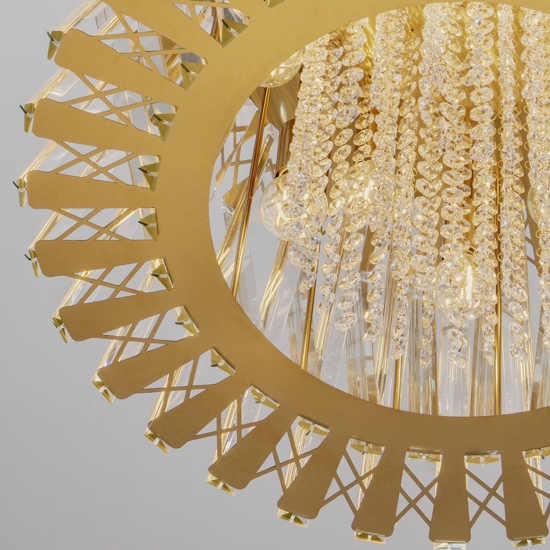 Lampadario dorato di cristalli trasparenti per salone
