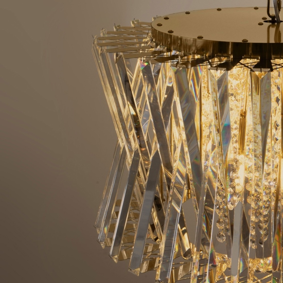 Lampadario dorato di cristalli trasparenti per salone