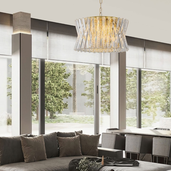 Lampadario dorato di cristalli trasparenti per salone