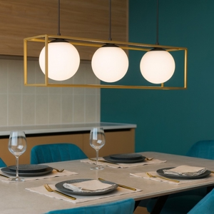Lampadario dorato per tavolo da cucina sfere vetro bianco