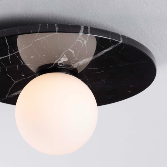 Plafoniera per camera da letto marmo nero sfera vetro bianco