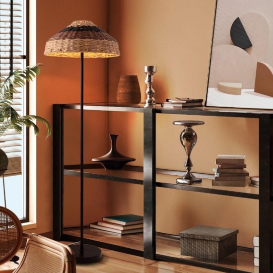 Lampada da terra in rattan stelo nero e filo in tessuto