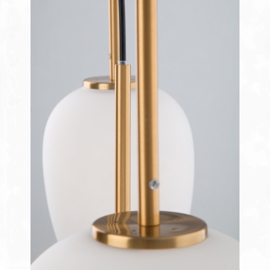 Lampadario dorato con sfere di vetro bianco per sala