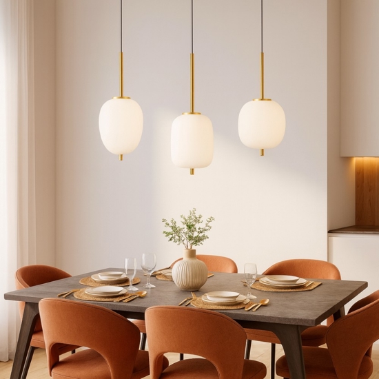 Lampadario dorato con sfere di vetro bianco per sala