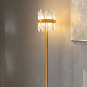 Lampada da terra elegante contemporanea in cristallo e finitura ottone
