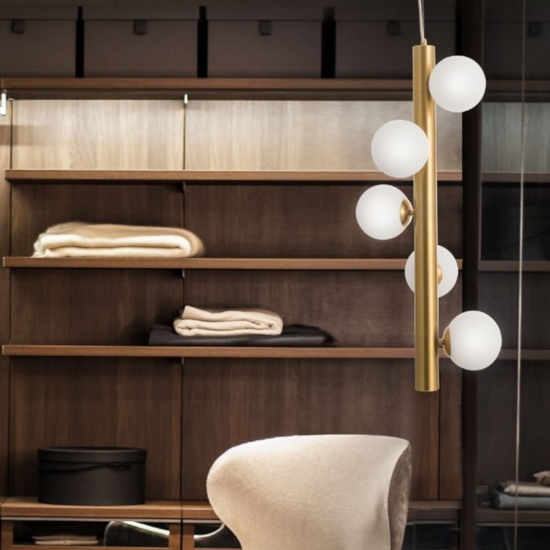 Lampadario verticale design oro sfere vetro bianco