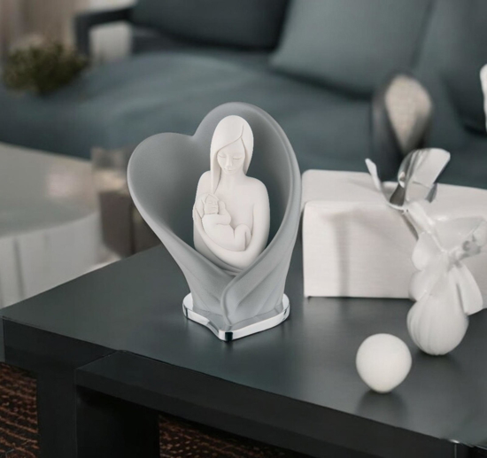 Scultura maternita nascita cuore grigio