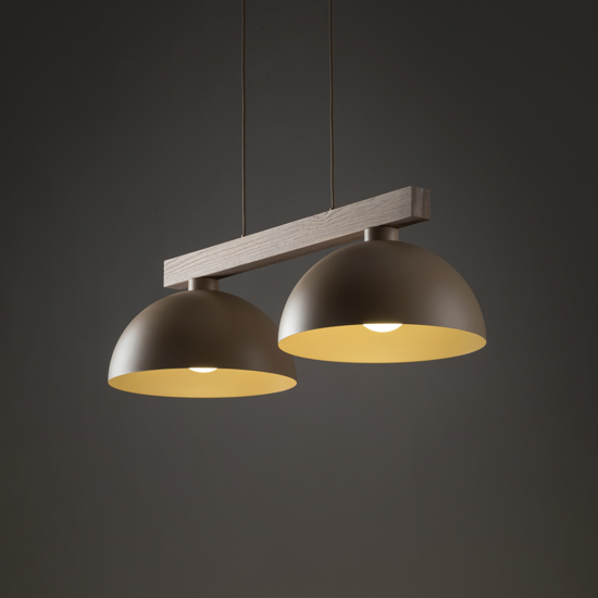 Lampadario bilanciere di legno cupole metallo sabbia per cucina
