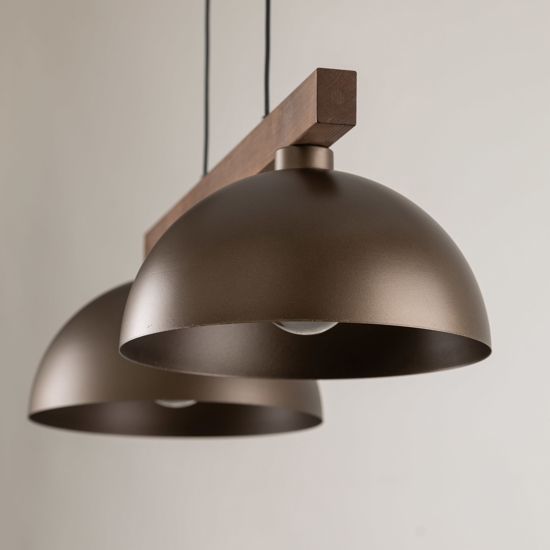 Lampadario bilanciere di legno con cupole in metallo marrone per cucina